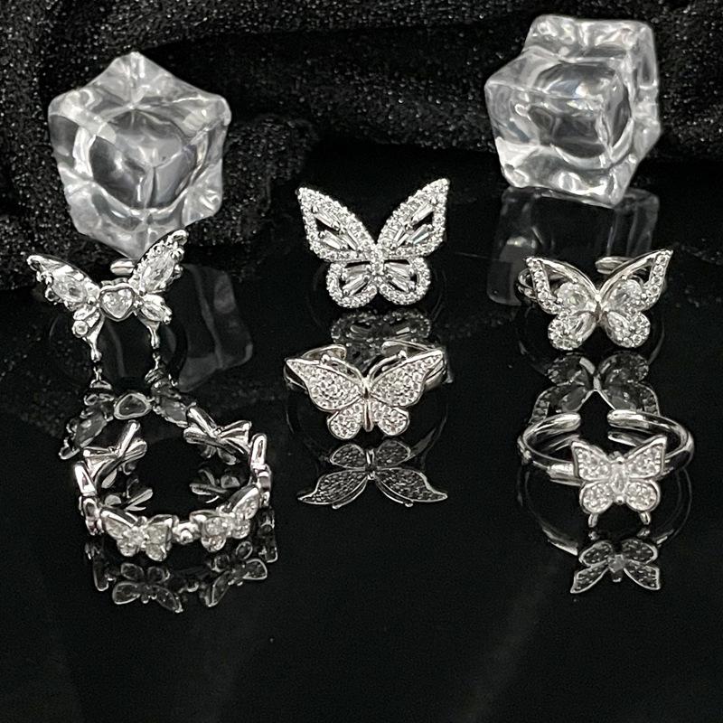 Elegancki Otwarty Pierścionek z Diamentami w Kształcie Motyla - Luksusowy i Modny Design dla Kobiet