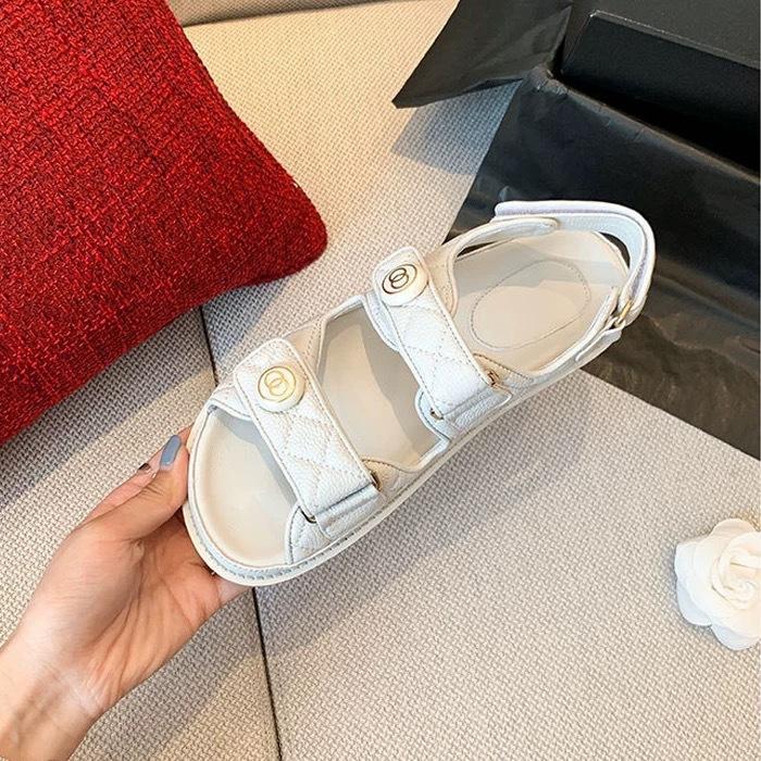 

New sandals women s summer flat bottom 2025 new Xiaoxiangfeng Velcro leather versatile rhombus soft leather thick bottom 37