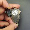 Klappstil Retro aristokratische Eule Schlüsselanhänger Uhr Hängeuhr Quarz Uhr Uhr Herren und Damen Rucksack Schlüsselanhänger