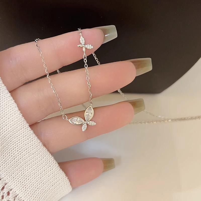 Double Butterfly Necklace with Diamonds, Light Luxury and Cold Wind Collarbone Chain Pendant, Birthday Gift for Girlfriend and Girlfriend