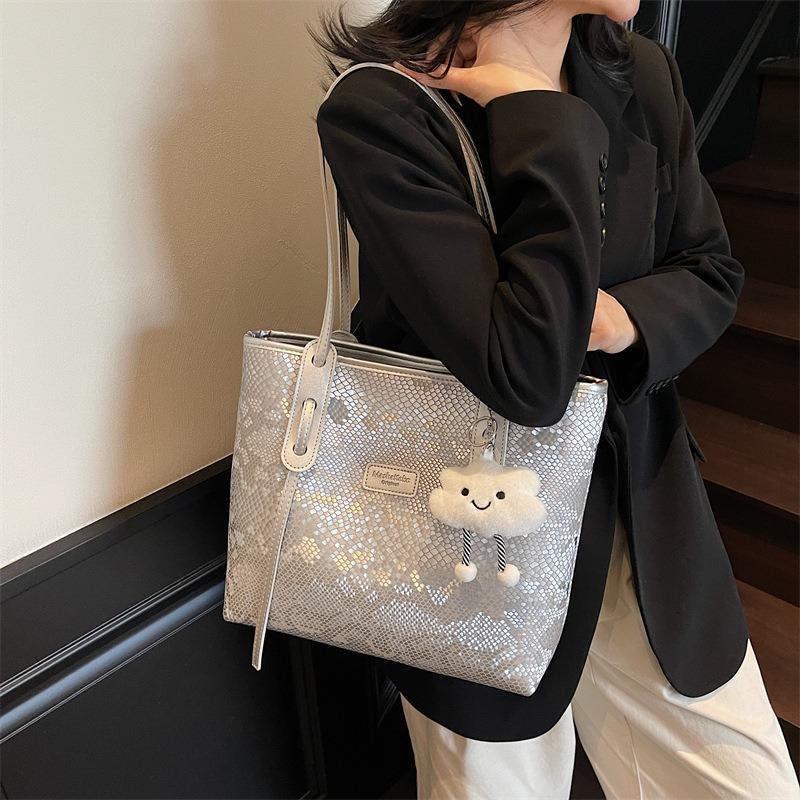 Large-capacity commuter tote bag women's fashion versatile shoulder bag new niche simple leisure bag