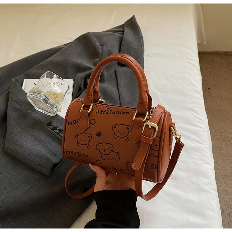 

Корейская версия модной сумки-бостон для женщин 2025 лето новая нишевая сумка-мессенджер универсальная популярная портативная сумка-подушка коричневый