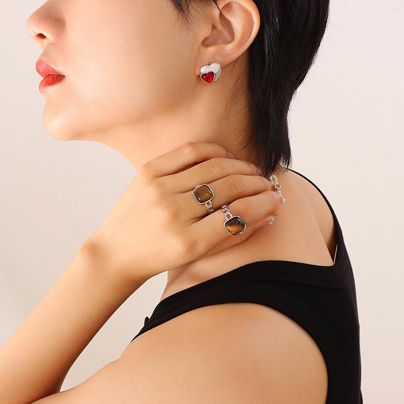 Korean Style Retro Peach Heart Stud Earrings for Girls - Niche Design and Versatile Accessory