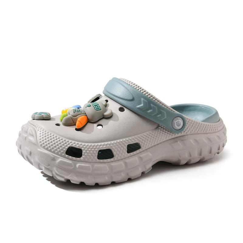 Pantofii cu găuri sunt antiderapanți, anti-miros de picioare și nu irită picioarele.. Femeile poartă papuci cool cu desene animate, cu talpă groasă și înălțătoare. Papuci de vară