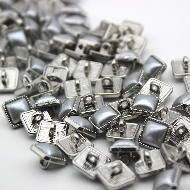 Čtvercový taiwanský diamantový kovový knoflík Koš Vlněný kardigan Dekorativní doplňek Knoflík