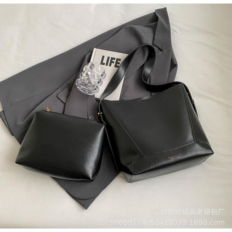 

Oil wax leather retro large-capacity tote bag women s 2025 new fashion and versatile crossbody bag one-shoulder commuter bag