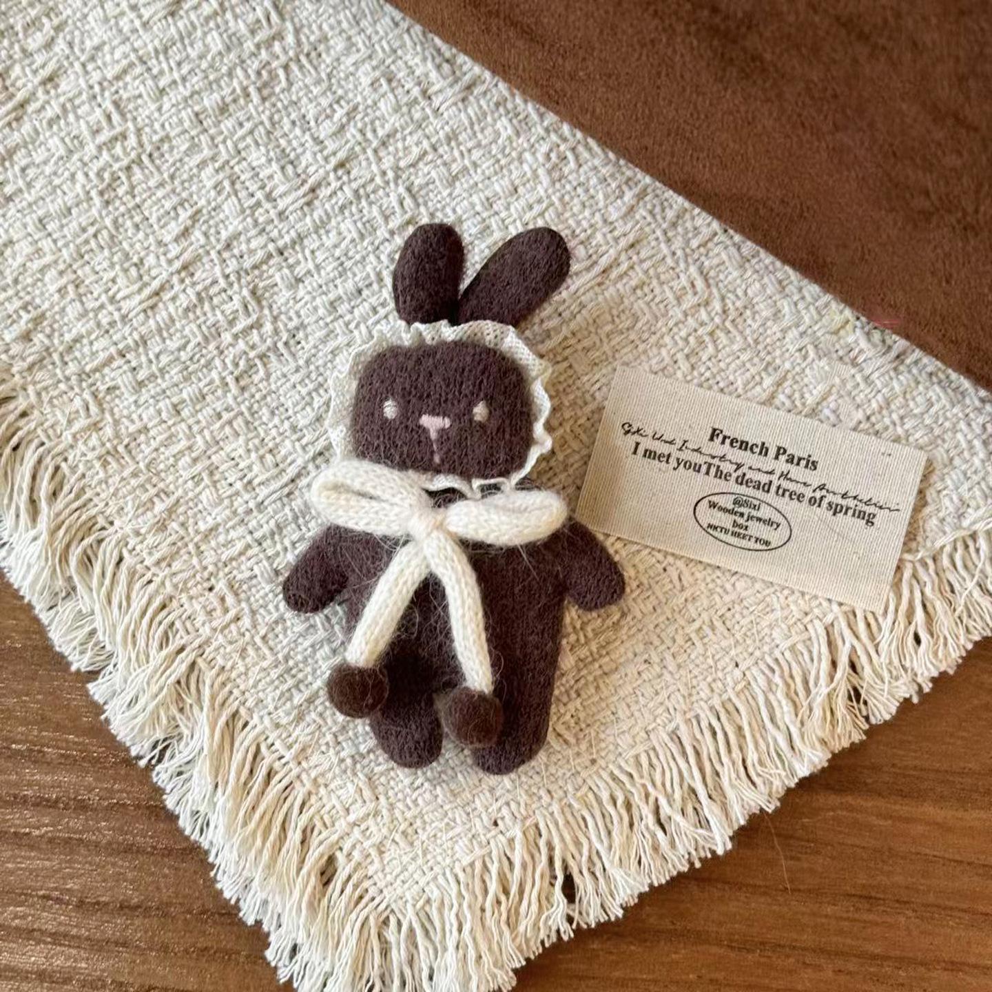 Модная брошь-кролик из флокированной ткани - Милая, универсальная булавка-бант для ценителей уникальных украшений