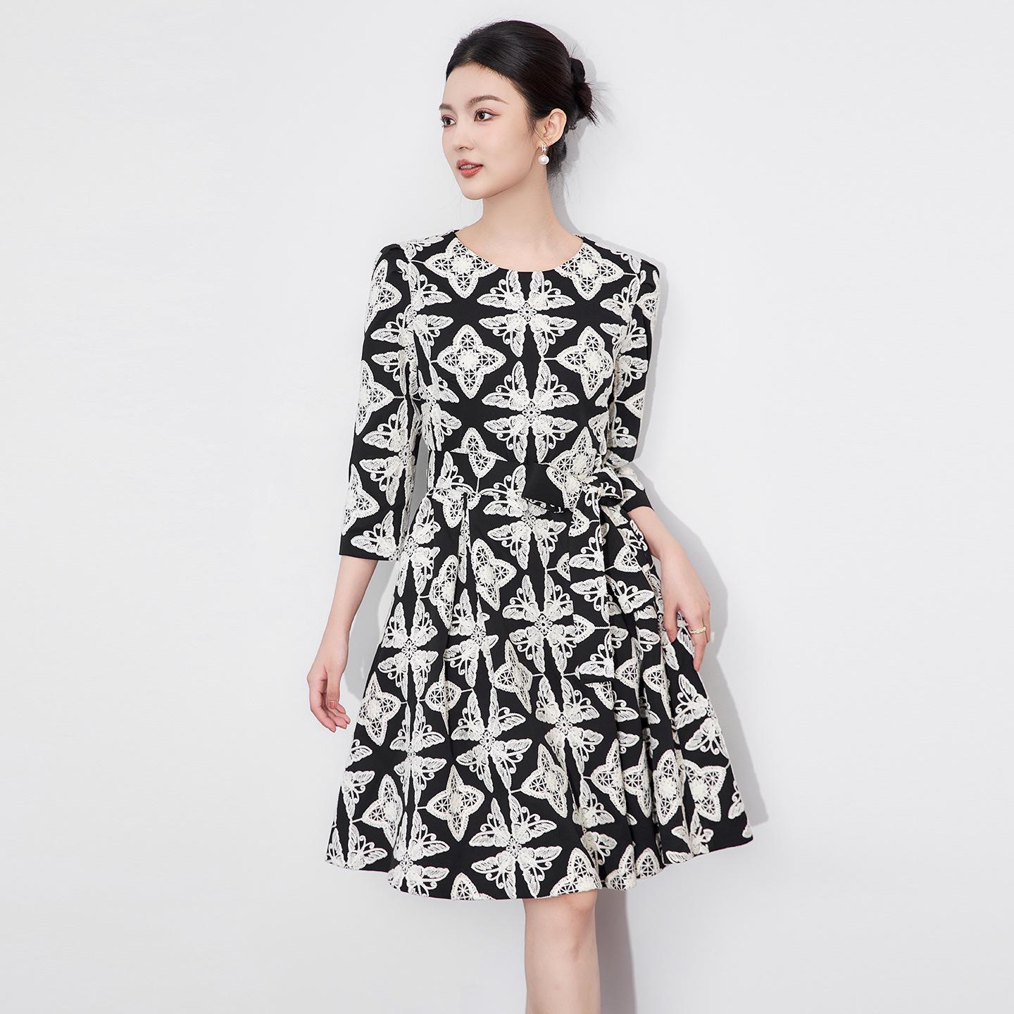 

Elegant Artistic Embroidered Floral Flare Dress - High-End Luxury Waist-Hugging Style for Women Large