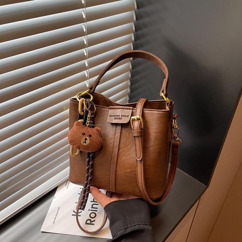 

New trendy fashion with pendant shoulder women s bag retro shoulder large capacity broadband crossbody bucket bag Without pendant коричневый