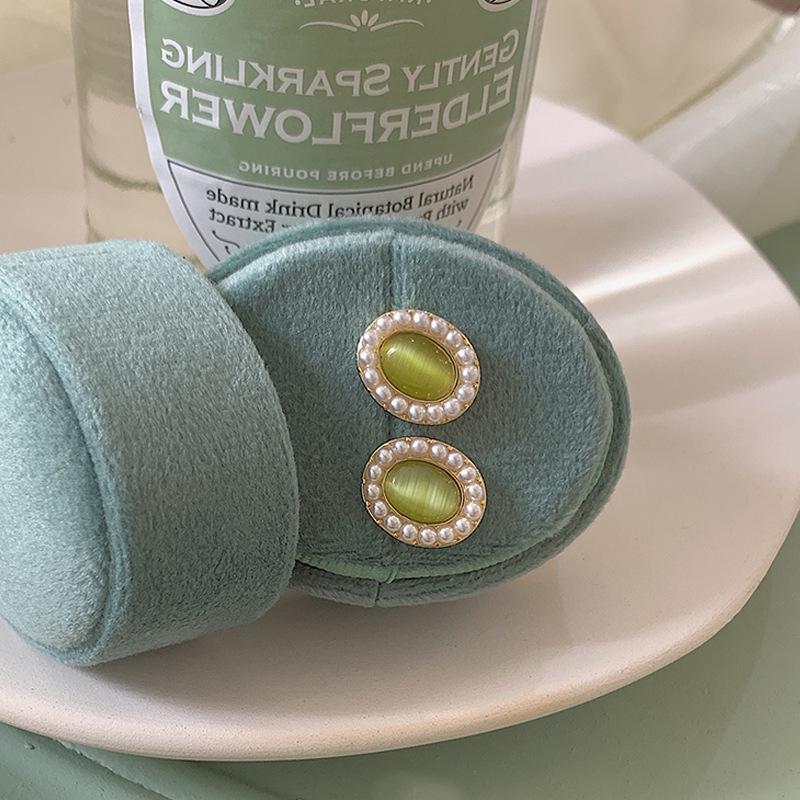 """Florence"" Vintage Perlen- und grüner Katzenaugenstein Ohrclips - Elegante, vielseitige Ohrringe für Frauen ohne durchstochene Ohren"