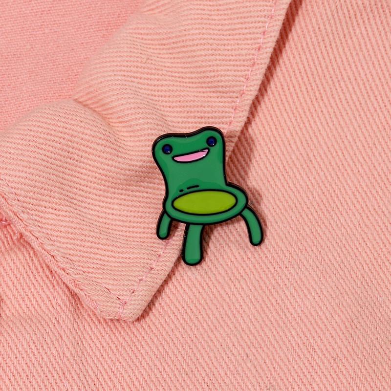 Quirky Green Frog Chair Brooch Unique Cartoon Design Stylish Alloy Pin Badge For Fashion