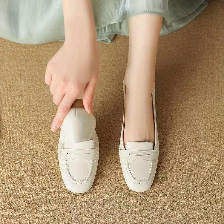

Small leather shoes women s single shoes women s flat bottom 2025 spring and autumn new grandma shoes fashionable versatile soft sole Doudou shoes 35