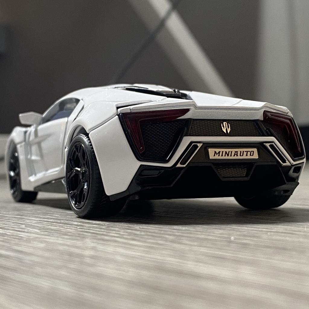 1:32 W Motors Lykan Hypersport Supercar Alloy Metal Diecast Model Car Miniature Vehicles With Sound & Light Collectibles Present