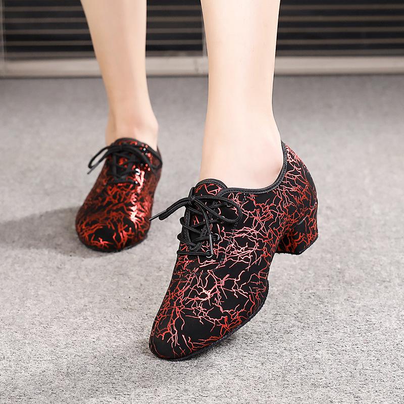 Comode Scarpe da Danza Latina - Tacco Basso per Donne e Tacco Medio per Uomini, Punta Chiusa, Perfette per Cha Cha & Danza Standard.