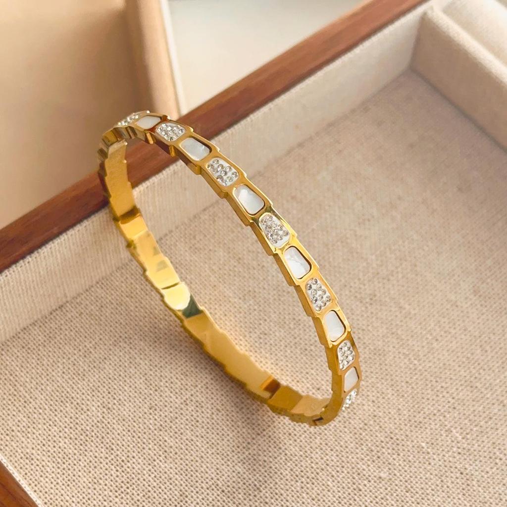 Luxusní dámský náramek z titanové oceli se zirkony a akcenty z bílé perleti