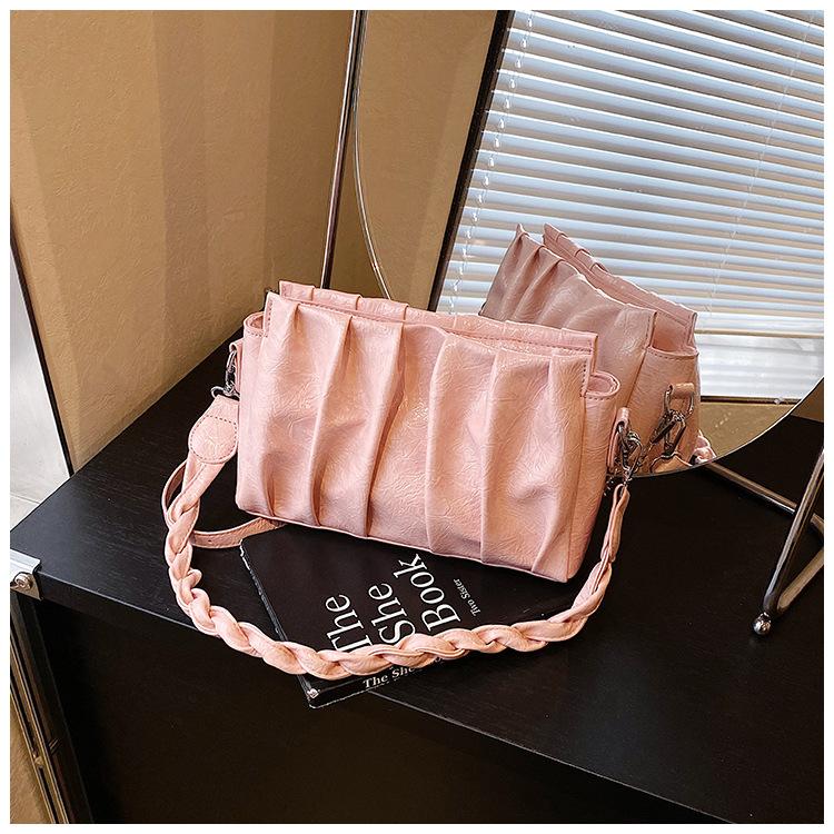 Niche bag women's 2025 new summer messenger bag single shoulder underarm pleated cloud bag