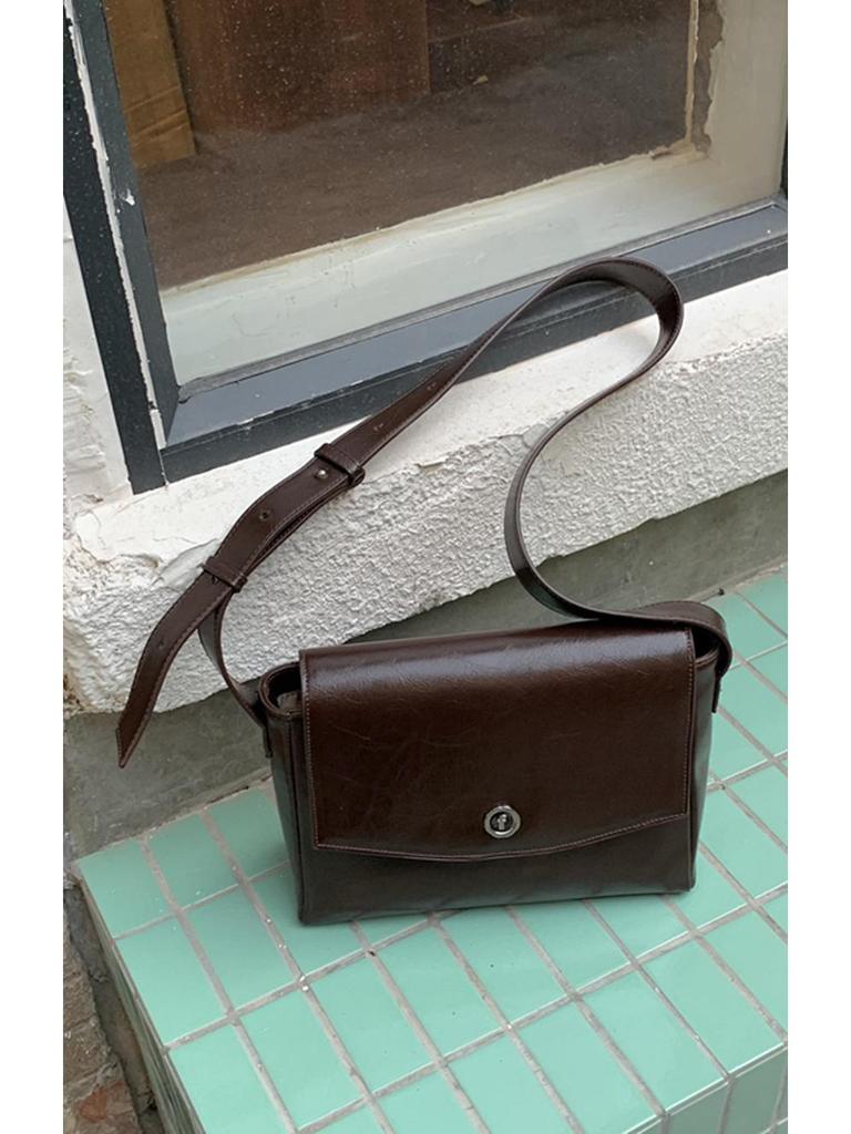 Women's Autumn/Winter 2022 Retro Large Capacity Crossbody Bag for Commute or Student Use