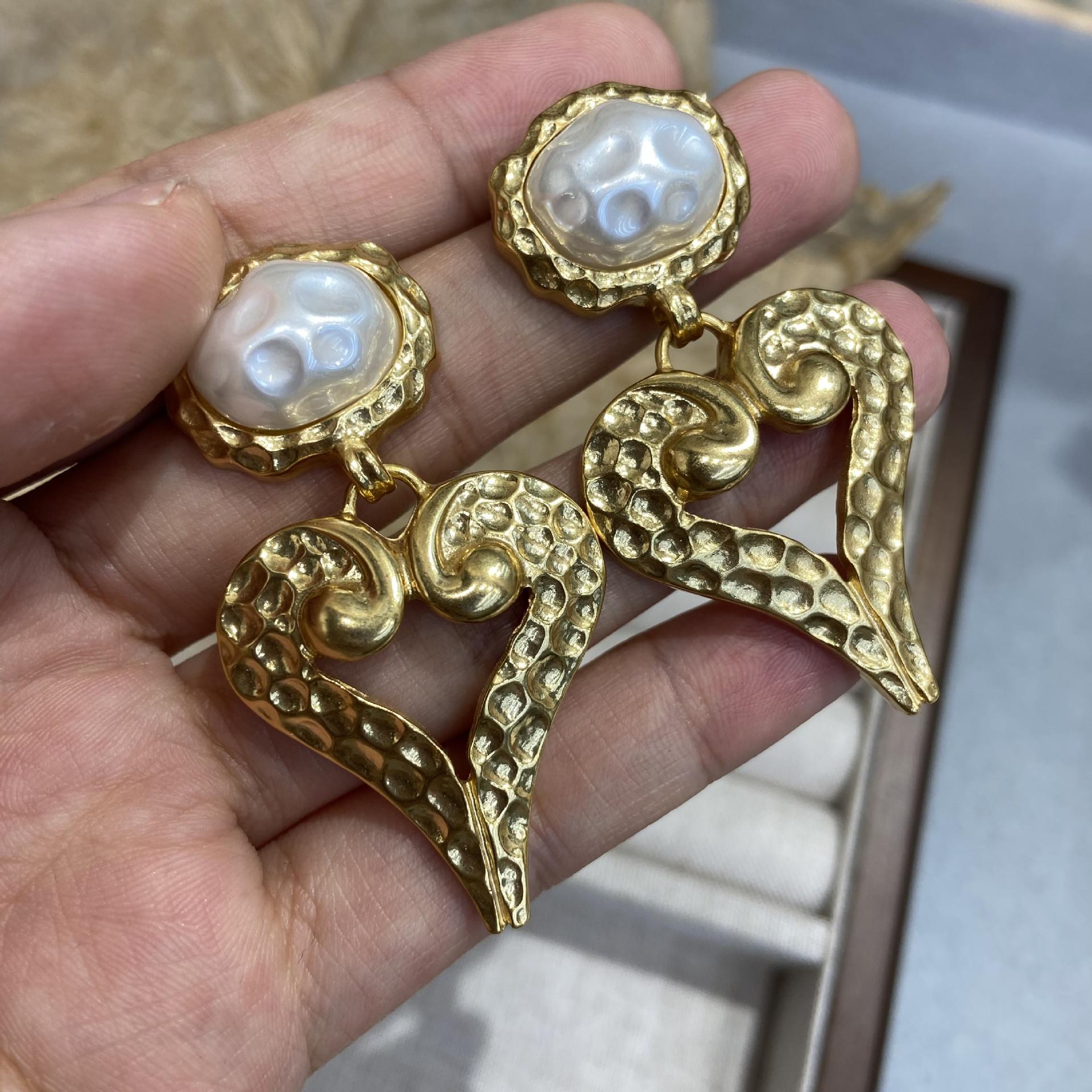 

Новые средневековые китайские серьги-гвоздики, металлический ветер, темперамент, покрытый настоящим золотом, серьги-гвоздики с подвеской в виде кольца и жемчугом