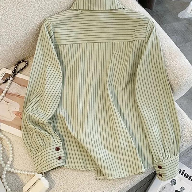 Damen Hellgrünes Gestreiftes Hemd Lässige Knopfleisten-Bluse mit Brusttasche