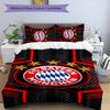 Zestaw pościeli z wzorem logo FC Bayern Monachium, 3 szt. Zestaw poszewek na kołdrę zawiera poszewkę na kołdrę i poszewki na poduszki, idealna dekoracja sypialni na każdą porę roku i prezent