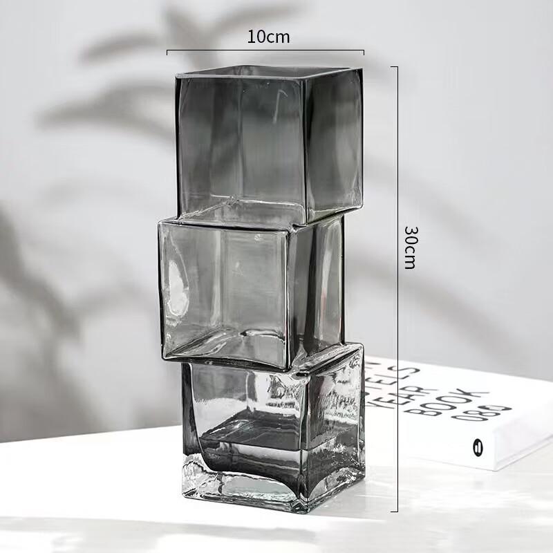 Смещенная квадратная стеклянная ваза