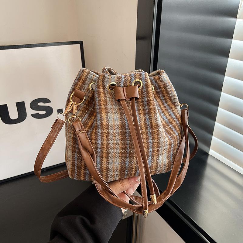 Fashion autumn and winter new popular high-end single shoulder crossbody large capacity portable drawstring bucket bag women