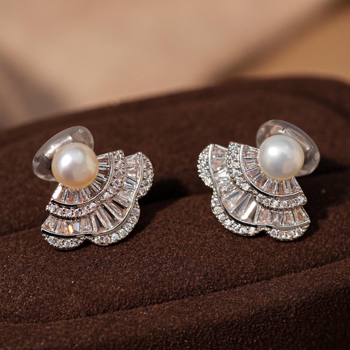 Позолоченный Ушной Кафф в Форме Лепестка с Жемчугом - Изысканное и Модное Украшение для Женщин