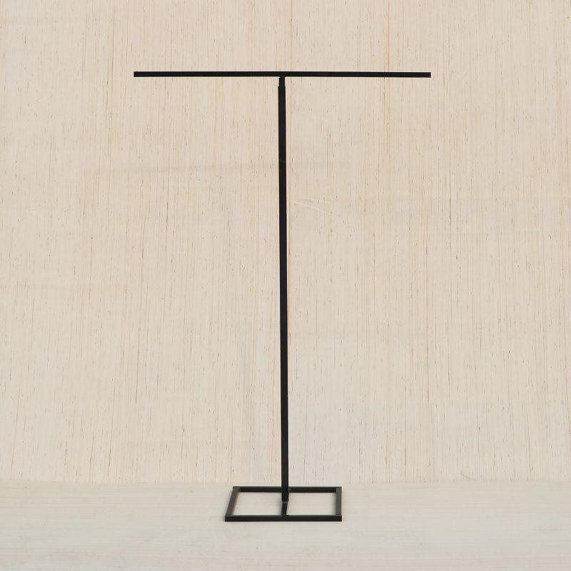 Arc de Nuntă Elegant din Fier Forjat cu Draperii din Voal pentru Ceremonii pe Gazon