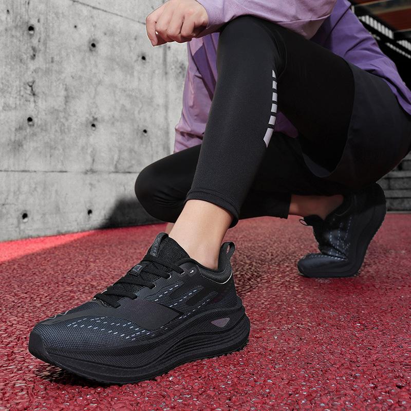 Casual, Lightweight and Breathable Men's and Women's Laces, Classic Mesh Men's Shoes, New Couples Running Sports Shoes