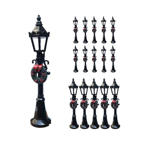 Mini Street Light Retro Miniature Streetlight with Xmas Wreath Miniature Street Lamp Model for Doll Mansion Miniature Scenes DIY Micro-Landscape