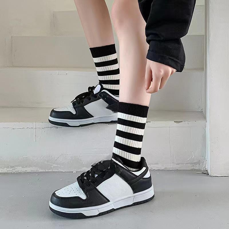 5 Pairs of Women's Casual Sports R-shaped Mid-calf Socks, Striped Cotton Socks, Breathable and Sweat-absorbing Black and White Trendy Socks