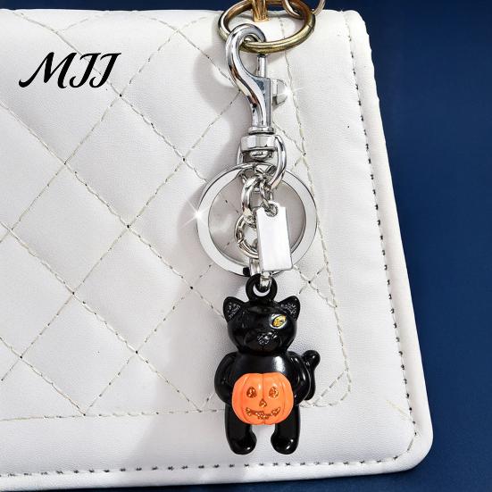 Car Key Ring Halloween Cat Holding Pumpkin Keychain, Metal Alloy Keychain Holder, Backpack Handbag Hanging Decorative Accessory
