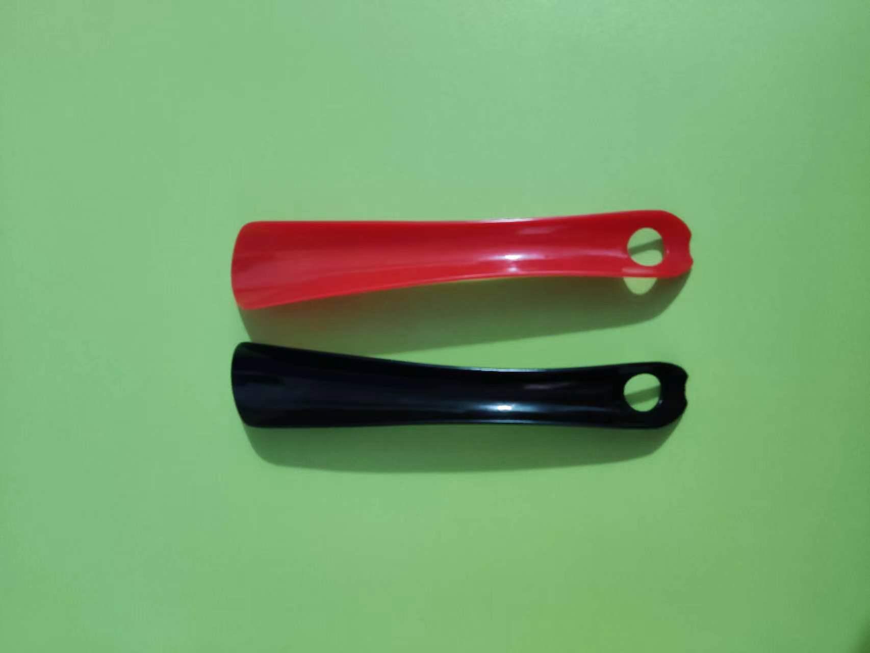 

Пластиковый рожок для обуви, цельный: Обувь, которую легко носить, не сгибая, с подвесным логотипом.