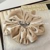 Elegant Velvet Scrunchie: Retro Women's Ponytail Hair Accessory