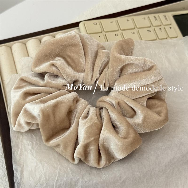 Elegant Velvet Scrunchie: Retro Women's Ponytail Hair Accessory