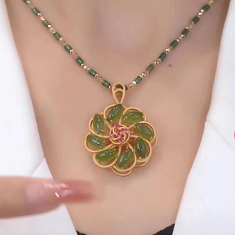 Women s Green Jade Flower Pendant Necklace with Clavicle Chain