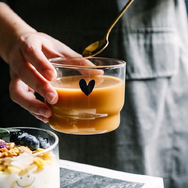 Pohodlné skleněné hrnky do mikrovlnné trouby Unikátní skleněné hrnky vhodné do mikrovlnné trouby s elegantním úsměvem pro šťastnou náladu