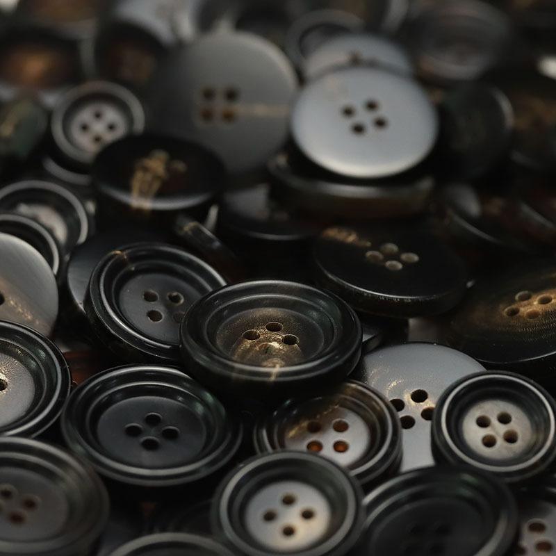 

5 шт. настоящих роговых пуговиц с высоким краем и четырьмя ушками, вогнутые пуговицы для костюмов, аксессуары для мужской и женской одежды, двухсторонние пуговицы для кожаного пальто 2 #[15mmM real horn ladder coffee color]