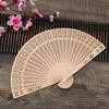 8palcový skládací ventilátor ze santalového dřeva Čínský styl s dutými žebry Přehlídková mola Taneční představení Foto rekvizity Přenosné letní dřevěné příruční ventilátory pro párty potřeby
