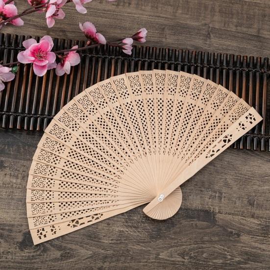 8palcový skládací ventilátor ze santalového dřeva Čínský styl s dutými žebry Přehlídková mola Taneční představení Foto rekvizity Přenosné letní dřevěné příruční ventilátory pro párty potřeby