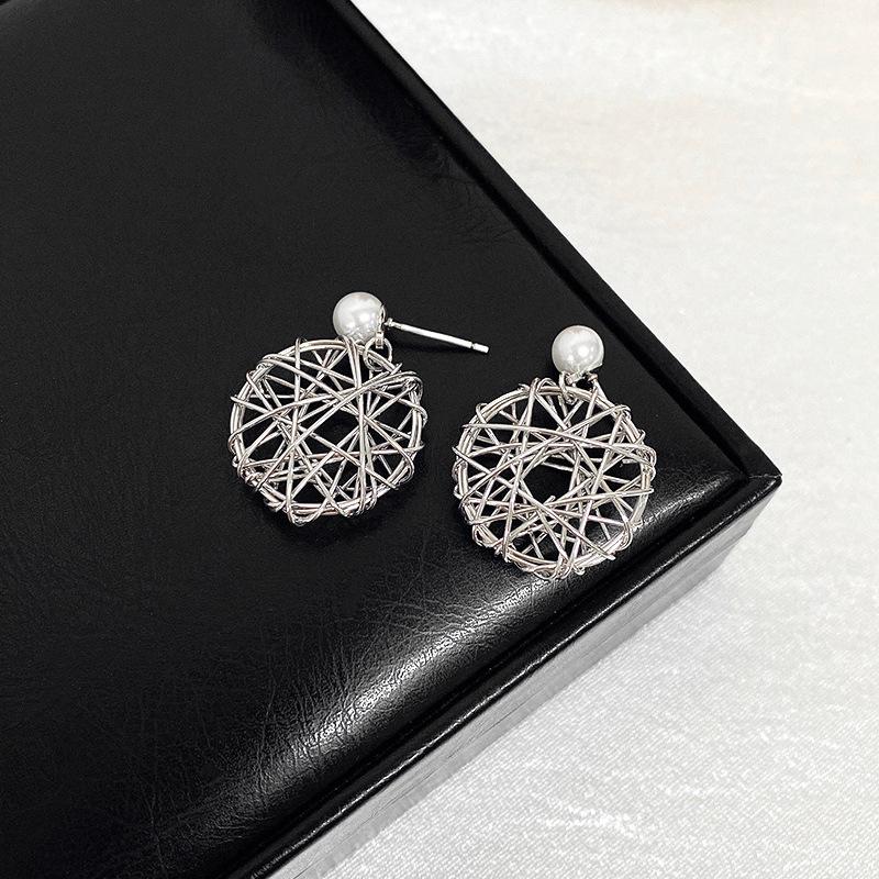 

Серьги-пусеты в виде полых сфер с жемчугом в корейском стиле - Минималистичные украшения с серебряной иглой серебряный