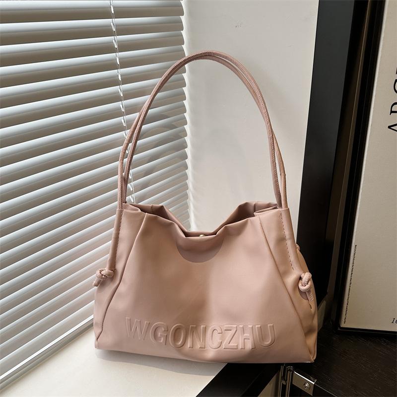 

Жіноча сумка 2024 р. Нова приміська сумка великої ємності з відступом буква іноземне відчуття Сумка для приміських поїздок студентського класу рожевий