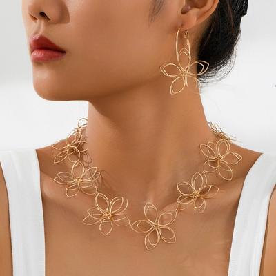 Temperament Fashion Super Immortal Flower Pendant Necklace Female Niche Design Sense Hollow Light Luxury Clavicle Chain