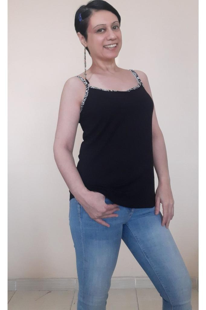 Damen Style Übergröße T-Shirt Schwarz Gekämmte Baumwolle Viskose T-Shirt Mit Floralem Paspeldetail Und Spaghetti-Träger