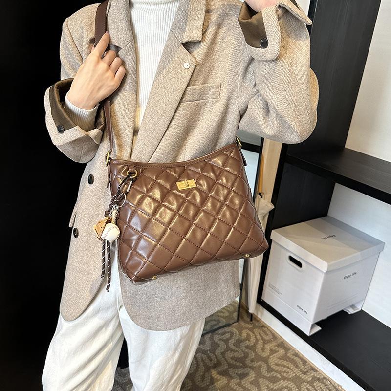 Fashion Niche Texture Underarm Bag Commuter Women's Bag 2025 New Diamond Chain Bag Simple and Versatile Messenger Bag