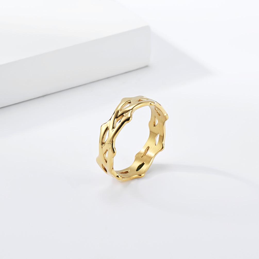 European Thorn Vine Titanium Steel Ring: Unisex, Personalized, Trendy, Non-fading, Handcrafted Wedding Jewelry for Men and Women.