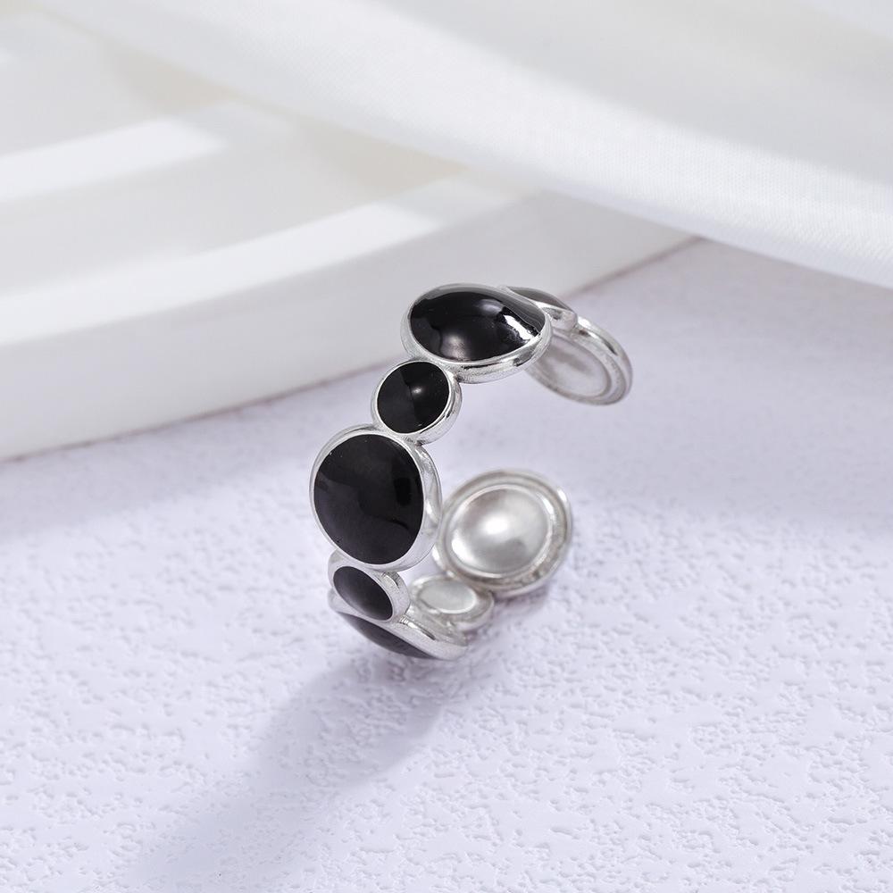 Anello in Acciaio Titanio Placcato Oro - Elegante Stile Ins da Donna con Sensazione di Alta Gamma e Design Semplice, Influenza Europea e Americana.