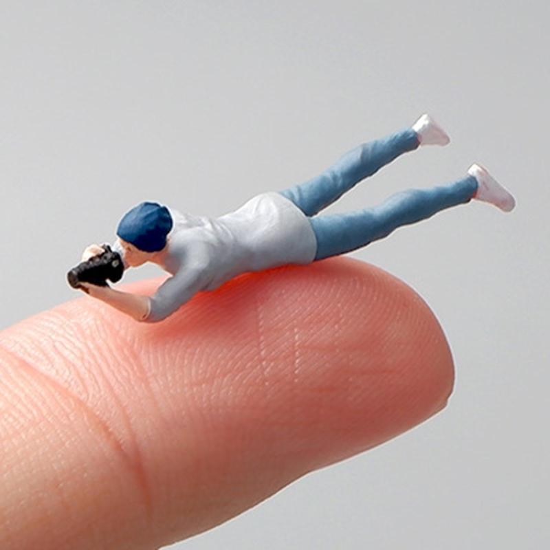 1:64 Scale Hand Painted Resin Collectible Figure Miniature Model Accessories Realistic Photographer Figure Model Gift