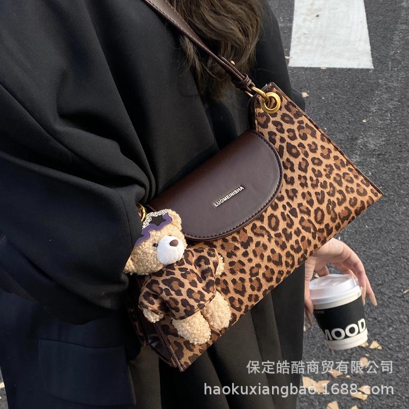 Leopard print bag women's large-capacity 2025 new autumn and winter versatile niche shoulder underarm bag commuter baguette messenger bag