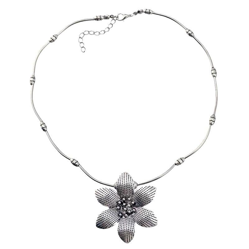 European-Style Silver Flower Pendant Necklace: Unique, Exquisite, High-End, Simple yet Fashionable Clavicle Chain.